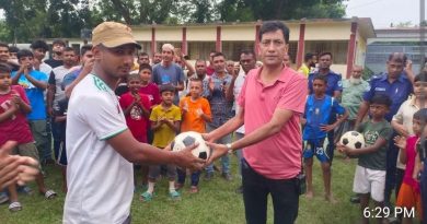 মাগুরার শ্রীপুর থানার অফিসার ইনচার্জ মোঃ অলি মিয়ার যুব সমাজের মাঝে ফুটবল বিতরণ