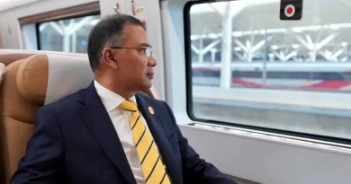 বুলেট ট্রেনে দালিয়ান থেকে বেইজিংয়ের পথে প্রধানমন্ত্রী তারেক রহমান বুলেট ট্রেনে দালিয়ান থেকে বেইজিংয়ের পথে প্রধানমন্ত্রী তারেক রহমান