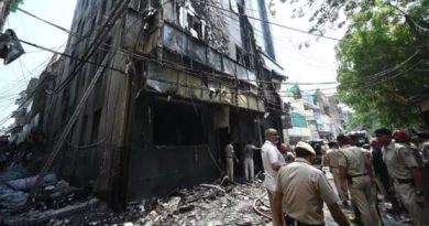 দিল্লিতে হোটেল অগ্নিকাণ্ডে নিহত ২১, আশঙ্কাজনক অবস্থায় ৩ বাংলাদেশি দিল্লিতে হোটেল অগ্নিকাণ্ডে নিহত ২১, আশঙ্কাজনক অবস্থায় ৩ বাংলাদেশি