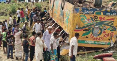 ব্রাহ্মণবাড়িয়ায় বিপরীতমুখী ট্রাকের ধাক্কায় বাস খাদে, নারী ও শিশুসহ ৪ প্রাণহানি