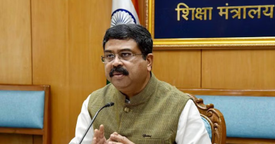আন্দোলনের মুখে ভারতের শিক্ষামন্ত্রীর পদত্যাগ আন্দোলনের মুখে ভারতের শিক্ষামন্ত্রীর পদত্যাগ