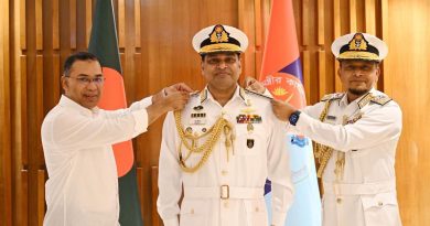 নবনিযুক্ত নৌপ্রধানকে ভাইস অ্যাডমিরাল র‍্যাংক ব্যাজ পরিয়ে দিলেন প্রধানমন্ত্রী