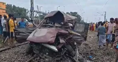মুর্শিদাবাদে ট্রেনের ধাক্কায় স্কুল ভ্যান চূর্ণ, ২ শিক্ষার্থীসহ নিহত ৩ মুর্শিদাবাদে ট্রেনের ধাক্কায় স্কুল ভ্যান চূর্ণ, ২ শিক্ষার্থীসহ নিহত ৩