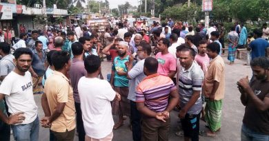 দিনাজপুরে বাসের ধাক্কায় স্কুলছাত্রী নিহত, সড়ক অবরোধ ও বিক্ষোভ