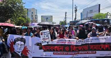 খুলনায় ছাত্র হত্যার প্রতিবাদে শিক্ষার্থীদের মানববন্ধন