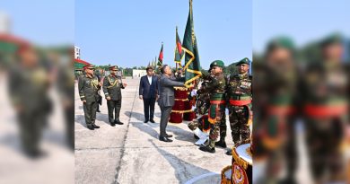 সেনাবাহিনীর ৭ ইউনিটকে জাতীয় পতাকা দিলেন প্রধানমন্ত্রী