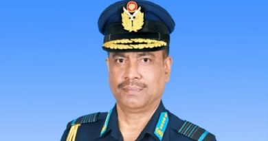 বিমানবাহিনীর সাবেক প্রধান কাতারে আটক